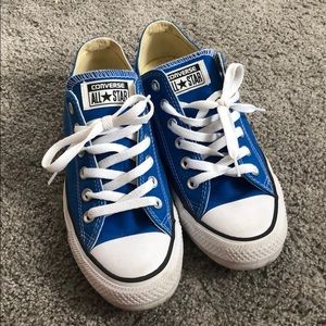 Blue low top converse!